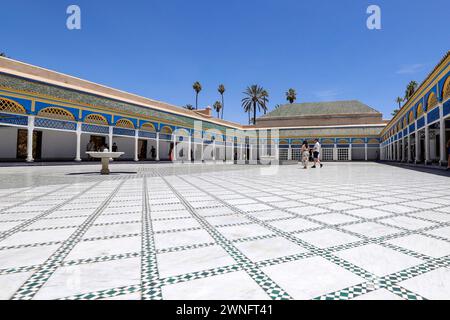 Marrakech, Maroc - 27 mai 2019 : Cour intérieure du Palais Bahia, lieu touristique dans la vieille ville de Marrakech, Maroc Banque D'Images