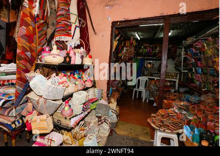 Souvenirs sur le marché Jamaa el Fna en ancienne Médina, Marrakech, Maroc Banque D'Images