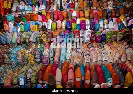 Sandales colorées et chaussures sur le marché Jamaa el Fna dans la vieille médina, Marrakech, Maroc Banque D'Images