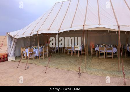 Tente Kanvas prête à un banquet typique dans le désert d'Agafay près de Marrakech, Maroc Banque D'Images