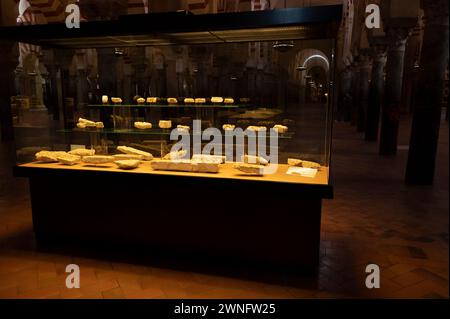 Mosquée / Cathédrale de Cordoue Une vitrine en verre présentant des expositions archéologiques dans la mosquée-cathédrale de Cordoue en Andalousie, sud de l'Espagne la gla Banque D'Images