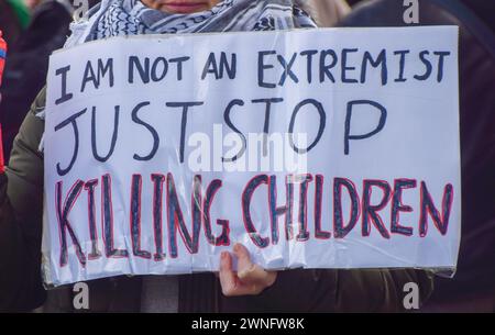 Londres, Royaume-Uni. 2 mars 2024. Les manifestants pro-palestiniens se rassemblent à Westminster pour exiger une aide immédiate à Gaza et appeler le premier ministre britannique Rishi Sunak à démissionner alors que la guerre Israël-Hamas se poursuit. Crédit : Vuk Valcic/Alamy Live News Banque D'Images