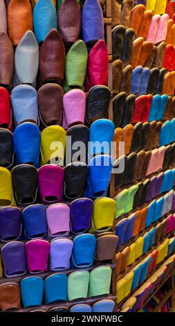 Marrakech, Maroc - oct 21, 2012 - détail de chaussures sur la place du marché OPE air dans le quartier de la médina de Marrakech, vieille ville. Il reste la place principale de Marra Banque D'Images