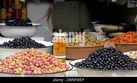 Vente d'olives à vendre sur la place Jemaa el-Fnaa est une place et une place de marché dans le quartier de la médina de Marrakech Banque D'Images