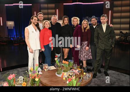 Cologne, Allemagne. 01 mars 2024. L'animateur Riccardo Simonetti, gauche-droite, le psychologue Leon Windscheid présentatrice Susan Link, l'artiste de cabaret Bernd Stelter, la présentatrice Verona Pooth, l'actrice Katja Riemann, la chanteuse Stefanie Hertel, le chanteur Gregor Meyle et la présentatrice Micky Beisenherz en tant qu'invités dans le talk-show WDR Kölner Treff Credit : Horst Galuschka/dpa/Horst Galuschka/Alamy Live News Banque D'Images