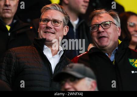 Keir Starmer (à gauche), chef du parti travailliste, et Ed Balls, ancien chancelier de l'ombre de l'Échiquier, regardent le match du Sky Bet Championship à Carrow Road, Norwich. Date de la photo : samedi 2 mars 2024. Banque D'Images