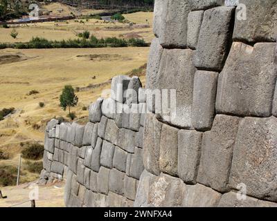 Construction de roches à Saqsaywaman, Sacsayhuaman ou Saksaq Waman est une citadelle à la périphérie nord de la ville de Cusco, au Pérou, la ville historique Banque D'Images