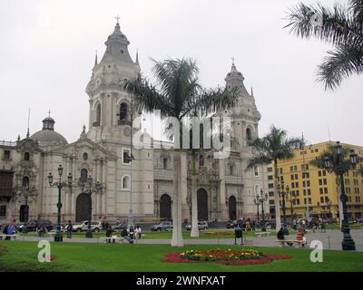 Lima, Pérou - 09 juillet 2008 - la Basilique Cathédrale de Lima sur la Plaza Mayor ou Plaza de Armas. Situé dans le centre historique de Lima, Pérou. Personnes et Banque D'Images