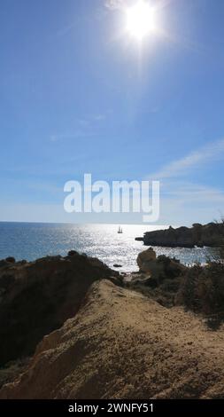 Vue de la plage de Falesia en journée ensoleillée à Albufeira, Portugal Banque D'Images