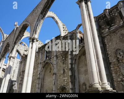 Ruines de l'église gothique du couvent Carmo du XIVe-XVe siècle à Lisbonne, Portugal. Endommagé par le tremblement de terre de 1755. Banque D'Images