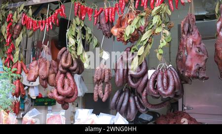 Boucherie vendant de la viande et des saucisses portugaises sur un célèbre marché à Porto (Porto), Portugal Banque D'Images