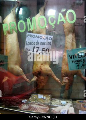 Boucherie vendant de la viande et des saucisses portugaises sur un célèbre marché à Porto (Porto), Portugal. promotion filet de bœuf écrit en portugais Banque D'Images