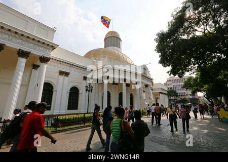 Caracas, Venezuela - 06 mai 2014 - les gens marchent devant le Congrès Capitolio de l'Assemblée nationale, bâtiments du gouvernement fédéral dans le centre-ville, Cara Banque D'Images