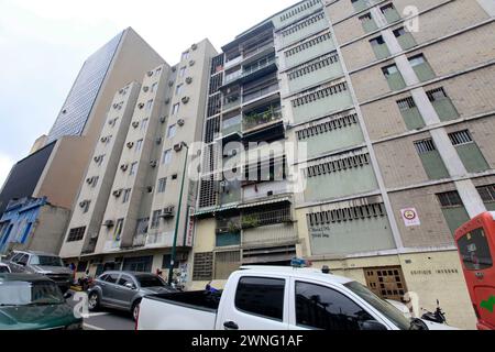 Caracas, Venezuela - 08 mai 2014 - vue du centre-ville de Caracas, Venezuela avec des voitures et un bâtiment résidentiel Banque D'Images