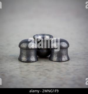 balles en plomb pour pistolets à air comprimé sur un gros plan gris Banque D'Images