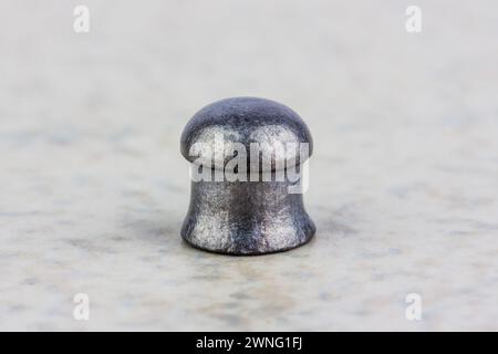 balle en plomb pour pistolets à air comprimé sur un fond gris gros plan Banque D'Images
