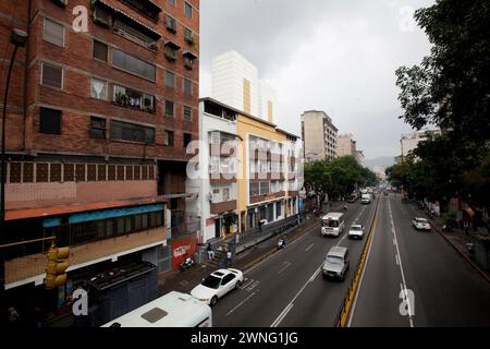 Caracas, Venezuela - 08 mai 2014 - circulation automobile et autobus sur l'une des routes principales de Caracas, Venezuela Banque D'Images
