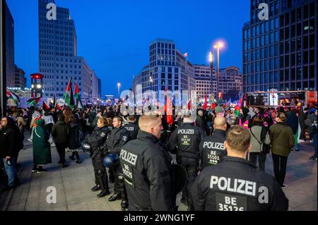 Berlin, Allemagne. 02 mars 2024. Des policiers se tiennent entre les participants d'une manifestation sous le nom de "Global South Resists" sur Potsdamer Platz. Selon une porte-parole de la police, ce sont principalement des manifestants pro-palestiniens qui se sont rassemblés là-bas. L'appel à protester déclarait qu'ils voulaient mettre fin ensemble au « colonialisme, au racisme et à la suprématie blanche ». Crédit : Christophe Gateau/dpa/Alamy Live News Banque D'Images