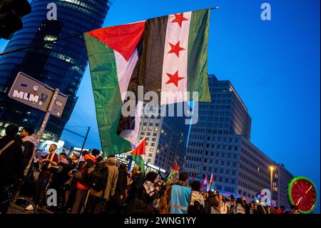 Berlin, Allemagne. 02 mars 2024. Les participants à une manifestation sous le nom de "Global South Resists" stand sur Potsdamer Platz. Selon une porte-parole de la police, ce sont principalement des manifestants pro-palestiniens qui se sont rassemblés là-bas. L'appel à protester déclarait qu'ils voulaient mettre fin ensemble au « colonialisme, au racisme et à la suprématie blanche ». Crédit : Christophe Gateau/dpa/Alamy Live News Banque D'Images