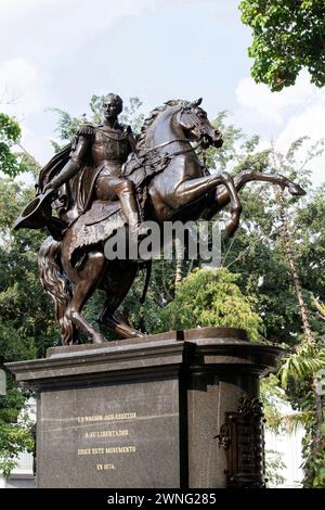 Statue en bronze de Simon Bolivar, avec une colombe sur son épaule, dans la place sur le centre-ville de Caracas, Venezuela Banque D'Images