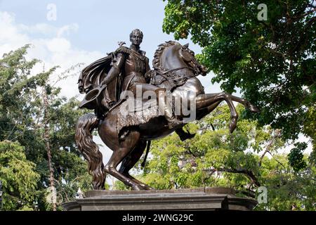 Statue en bronze de Simon Bolivar, avec une colombe sur son épaule, dans la place sur le centre-ville de Caracas, Venezuela Banque D'Images