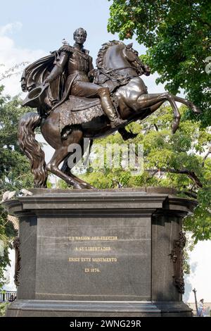 Statue en bronze de Simon Bolivar, avec une colombe sur son épaule, dans la place sur le centre-ville de Caracas, Venezuela Banque D'Images