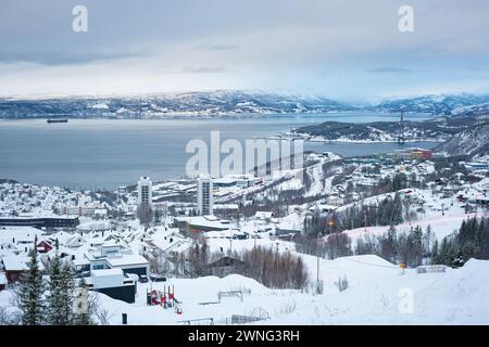 Vue aérienne hivernale de la partie la plus septentrionale de la ville de Narvik le long de l'Ofotfjorden dans le nord de la Norvège. Banque D'Images