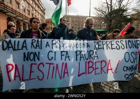 Rome, . 02 mars 2024. 03/02/2024 Rome, manifestation pro-palestinienne, les participants à la procession sont partis de Piazza Vittorio, une zone semi-centrale de la capitale, et se sont dirigés vers Piazzale Tiburtino. Étaient présents entre autres la Communauté palestinienne en Italie, les militants de cambiare Rotta, Unione Popolare, Rifondazione Comunista PS : la photo peut être utilisée en respectant le contexte dans lequel elle a été prise, et sans intention diffamatoire du décorum des personnes représentées. Crédit : Agence photo indépendante/Alamy Live News Banque D'Images