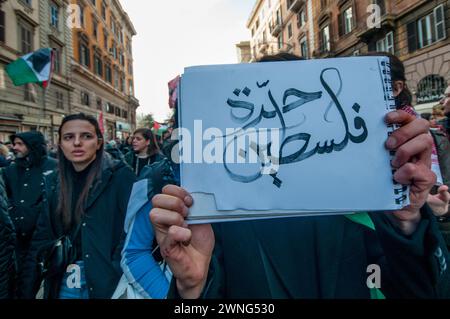 Rome, . 02 mars 2024. 03/02/2024 Rome, manifestation pro-palestinienne, les participants à la procession sont partis de Piazza Vittorio, une zone semi-centrale de la capitale, et se sont dirigés vers Piazzale Tiburtino. Étaient présents entre autres la Communauté palestinienne en Italie, les militants de cambiare Rotta, Unione Popolare, Rifondazione Comunista PS : la photo peut être utilisée en respectant le contexte dans lequel elle a été prise, et sans intention diffamatoire du décorum des personnes représentées. Crédit : Agence photo indépendante/Alamy Live News Banque D'Images