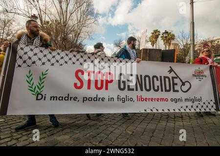 Rome, . 02 mars 2024. 03/02/2024 Rome, manifestation pro-palestinienne, les participants à la procession sont partis de Piazza Vittorio, une zone semi-centrale de la capitale, et se sont dirigés vers Piazzale Tiburtino. Étaient présents entre autres la Communauté palestinienne en Italie, les militants de cambiare Rotta, Unione Popolare, Rifondazione Comunista PS : la photo peut être utilisée en respectant le contexte dans lequel elle a été prise, et sans intention diffamatoire du décorum des personnes représentées. Crédit : Agence photo indépendante/Alamy Live News Banque D'Images