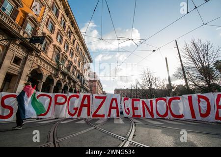 Rome, . 02 mars 2024. 03/02/2024 Rome, manifestation pro-palestinienne, les participants à la procession sont partis de Piazza Vittorio, une zone semi-centrale de la capitale, et se sont dirigés vers Piazzale Tiburtino. Étaient présents entre autres la Communauté palestinienne en Italie, les militants de cambiare Rotta, Unione Popolare, Rifondazione Comunista PS : la photo peut être utilisée en respectant le contexte dans lequel elle a été prise, et sans intention diffamatoire du décorum des personnes représentées. Crédit : Agence photo indépendante/Alamy Live News Banque D'Images