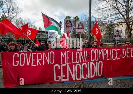 Rome, . 02 mars 2024. 03/02/2024 Rome, manifestation pro-palestinienne, les participants à la procession sont partis de Piazza Vittorio, une zone semi-centrale de la capitale, et se sont dirigés vers Piazzale Tiburtino. Étaient présents entre autres la Communauté palestinienne en Italie, les militants de cambiare Rotta, Unione Popolare, Rifondazione Comunista PS : la photo peut être utilisée en respectant le contexte dans lequel elle a été prise, et sans intention diffamatoire du décorum des personnes représentées. Crédit : Agence photo indépendante/Alamy Live News Banque D'Images