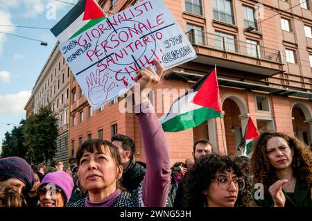 Rome, . 02 mars 2024. 03/02/2024 Rome, manifestation pro-palestinienne, les participants à la procession sont partis de Piazza Vittorio, une zone semi-centrale de la capitale, et se sont dirigés vers Piazzale Tiburtino. Étaient présents entre autres la Communauté palestinienne en Italie, les militants de cambiare Rotta, Unione Popolare, Rifondazione Comunista PS : la photo peut être utilisée en respectant le contexte dans lequel elle a été prise, et sans intention diffamatoire du décorum des personnes représentées. Crédit : Agence photo indépendante/Alamy Live News Banque D'Images