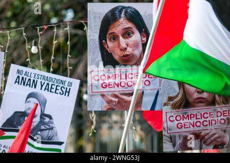 Rome, . 02 mars 2024. 03/02/2024 Rome, manifestation pro-palestinienne, les participants à la procession sont partis de Piazza Vittorio, une zone semi-centrale de la capitale, et se sont dirigés vers Piazzale Tiburtino. Étaient présents entre autres la Communauté palestinienne en Italie, les militants de cambiare Rotta, Unione Popolare, Rifondazione Comunista PS : la photo peut être utilisée en respectant le contexte dans lequel elle a été prise, et sans intention diffamatoire du décorum des personnes représentées. Crédit : Agence photo indépendante/Alamy Live News Banque D'Images