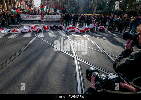 Rome, . 02 mars 2024. 03/02/2024 Rome, manifestation pro-palestinienne, les participants à la procession sont partis de Piazza Vittorio, une zone semi-centrale de la capitale, et se sont dirigés vers Piazzale Tiburtino. Étaient présents entre autres la Communauté palestinienne en Italie, les militants de cambiare Rotta, Unione Popolare, Rifondazione Comunista PS : la photo peut être utilisée en respectant le contexte dans lequel elle a été prise, et sans intention diffamatoire du décorum des personnes représentées. Crédit : Agence photo indépendante/Alamy Live News Banque D'Images