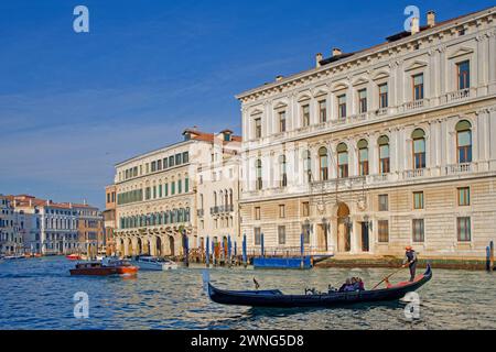 VENISE, ITALIE, 3 février 2024 : Une balade en gondole sur le Grand canal de Venise est une activité traditionnelle pour les touristes Banque D'Images