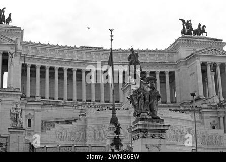 Image encadrée complète du Mémorial Victoria Emmanuel situé à Rome. C'est un très grand bâtiment en marbre blanc et a une plate-forme d'observation au sommet w Banque D'Images