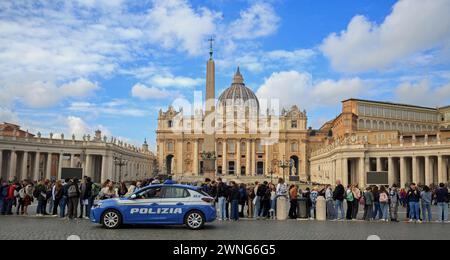 Rome, Italie, 23-02-24. La police touristique patrouille la place Saint-Pierre où il y a beaucoup de touristes et de visiteurs qui font la queue pour visiter le Vatican Banque D'Images