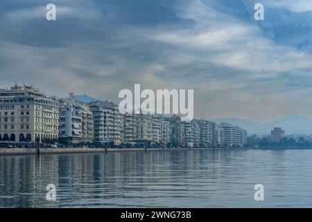 Sérénité en bord de mer. Merveilles architecturales de la côte égéenne menant à la Tour Blanche. Superbe finition bleue. Thessalonique Grèce 2024. Banque D'Images