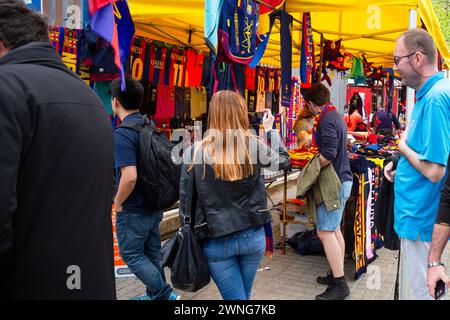 FANS, MERCHANDISING, BARCELONA FC, 2019 : les fans de Barcelone au Camp Nou se rassemblent autour des stands de merchandising avant une victoire facile sur un rival sérieux du titre de la Liga. Barcelona FC contre Sevilla FC au Camp Nou, Barcelone le 5 avril 2017. Photo : Rob Watkins. Le Barça a remporté le match 3-0 avec trois buts dans les 33 premières minutes. Le jeu a été joué dans un déluge de pluie lors d'une tempête massive. Banque D'Images