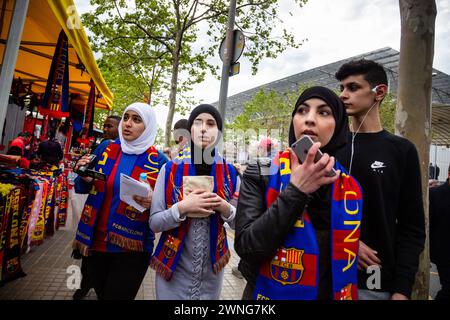 FANS, MERCHANDISING, BARCELONA FC, 2019 : les fans de Barcelone en hijabs et en foulards du barça au Camp Nou se rassemblent autour des stands de marchandises avant une victoire facile sur un rival sérieux du titre de la Liga. Barcelona FC contre Sevilla FC au Camp Nou, Barcelone le 5 avril 2017. Photo : Rob Watkins. Le Barça a remporté le match 3-0 avec trois buts dans les 33 premières minutes. Le jeu a été joué dans un déluge de pluie lors d'une tempête massive. Banque D'Images