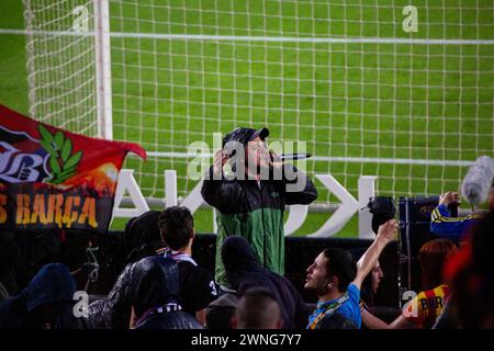 FANS HARDCORE DE CULERS, BARCELONA FC, 2019 : un homme mène les fans passionnés de Culers de Barcelone au Camp Nou pour célébrer une victoire facile sur un rival du titre. Barcelona FC contre Sevilla FC au Camp Nou, Barcelone le 5 avril 2017. Photo : Rob Watkins. Le Barça a remporté le match 3-0 avec trois buts dans les 33 premières minutes. Le jeu a été joué dans un déluge de pluie lors d'une tempête massive. Banque D'Images