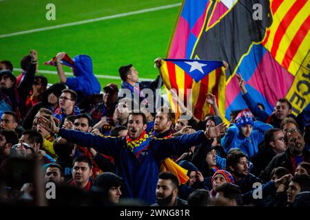 FANS HARDCORE DE CULERS, BARCELONA FC, 2019 : un homme mène les fans passionnés de Culers de Barcelone au Camp Nou pour célébrer une victoire facile sur un rival du titre. Barcelona FC contre Sevilla FC au Camp Nou, Barcelone le 5 avril 2017. Photo : Rob Watkins. Le Barça a remporté le match 3-0 avec trois buts dans les 33 premières minutes. Le jeu a été joué dans un déluge de pluie lors d'une tempête massive. Banque D'Images