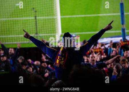 HOMME, SWEAT À CAPUCHE, CÉLÉBRATION, FANS HARDCORE CULERS, BARCELONA FC, 2019 : un fan de sweat à capuche célèbre parmi les fans passionnés de Culers de Barcelone au Camp Nou alors qu'ils célèbrent une victoire facile sur un rival du titre. Barcelona FC contre Sevilla FC au Camp Nou, Barcelone le 5 avril 2017. Photo : Rob Watkins. Le Barça a remporté le match 3-0 avec trois buts dans les 33 premières minutes. Le jeu a été joué dans un déluge de pluie lors d'une tempête massive. Banque D'Images