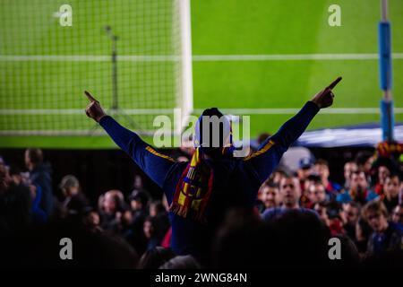 HOMME, SWEAT À CAPUCHE, CÉLÉBRATION, FANS HARDCORE CULERS, BARCELONA FC, 2019 : un fan de sweat à capuche célèbre parmi les fans passionnés de Culers de Barcelone au Camp Nou alors qu'ils célèbrent une victoire facile sur un rival du titre. Barcelona FC contre Sevilla FC au Camp Nou, Barcelone le 5 avril 2017. Photo : Rob Watkins. Le Barça a remporté le match 3-0 avec trois buts dans les 33 premières minutes. Le jeu a été joué dans un déluge de pluie lors d'une tempête massive. Banque D'Images