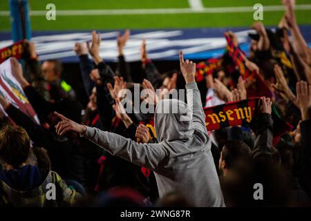 HOMME, SWEAT À CAPUCHE, CÉLÉBRATION, FANS HARDCORE CULERS, BARCELONA FC, 2019 : un fan de sweat à capuche célèbre parmi les fans passionnés de Culers de Barcelone au Camp Nou alors qu'ils célèbrent une victoire facile sur un rival du titre. Barcelona FC contre Sevilla FC au Camp Nou, Barcelone le 5 avril 2017. Photo : Rob Watkins. Le Barça a remporté le match 3-0 avec trois buts dans les 33 premières minutes. Le jeu a été joué dans un déluge de pluie lors d'une tempête massive. Banque D'Images