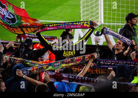 ARBORANT DES FOULARDS, LES FANS HARDCORE DE CULERS, BARCELONA FC, 2019 : les fans passionnés de Culers de Barcelone au Camp Nou célèbrent une victoire facile sur un rival du titre. Barcelona FC contre Sevilla FC au Camp Nou, Barcelone le 5 avril 2017. Photo : Rob Watkins. Le Barça a remporté le match 3-0 avec trois buts dans les 33 premières minutes. Le jeu a été joué dans un déluge de pluie lors d'une tempête massive. Banque D'Images