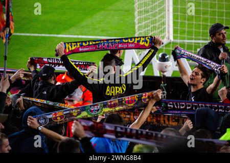 ARBORANT DES FOULARDS, LES FANS HARDCORE DE CULERS, BARCELONA FC, 2019 : les fans passionnés de Culers de Barcelone au Camp Nou célèbrent une victoire facile sur un rival du titre. Barcelona FC contre Sevilla FC au Camp Nou, Barcelone le 5 avril 2017. Photo : Rob Watkins. Le Barça a remporté le match 3-0 avec trois buts dans les 33 premières minutes. Le jeu a été joué dans un déluge de pluie lors d'une tempête massive. Banque D'Images