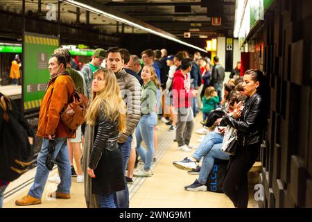 TRANSPORTS PUBLICS, MÉTRO, FANS, BARCELONE FC, 2019 : en attente d'un train. Les fans se pressent dans les trains de métro après un match de Barcelone. Les fans trempés de Barcelone se dirigent vers la maison pour remporter une victoire facile sur un rival du titre sous une pluie torrentielle. Photo : Rob Watkins. Barcelone FC a joué Sevilla FC au Camp Nou, Barcelone le 5 avril 2017 et le Barça a remporté le match 3-0 avec trois buts dans les 33 premières minutes. Le jeu entier a été joué dans le déluge d'une tempête de pluie massive de printemps. Banque D'Images