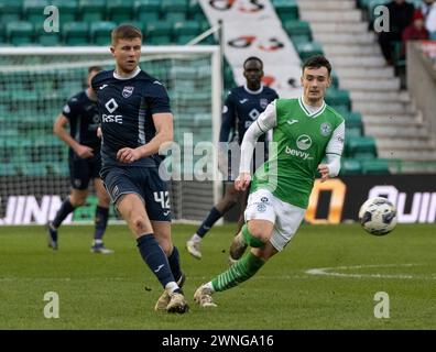 Édimbourg, Royaume-Uni. 02 mars 2024. Scottish Premiership - Hibernian FC v Ross County FC 02/03/2024 le défenseur du comté de Ross, Ryan Leak, décharge le ballon alors que les Hiberniens affrontent Ross County dans la première équipe écossaise au stade Easter Road, Édimbourg, Royaume-Uni crédit : Ian Jacobs/Alamy Live News Banque D'Images